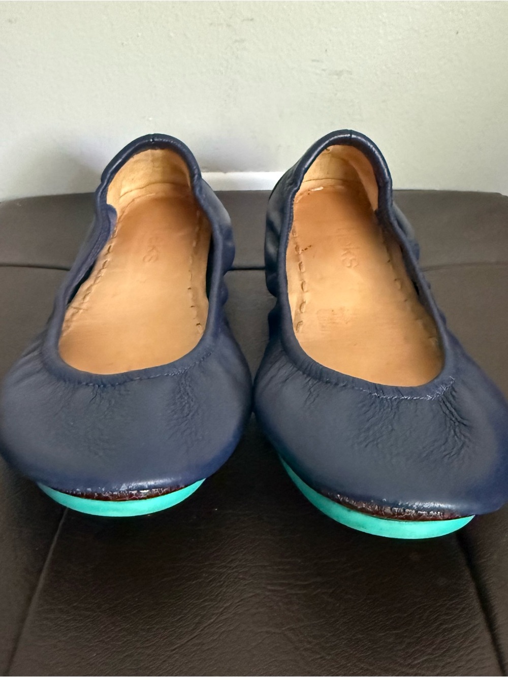 Tieks Women’s 7 Flats Navy Blue Ballet Flats with Teal Sole - Picture 2 of 8